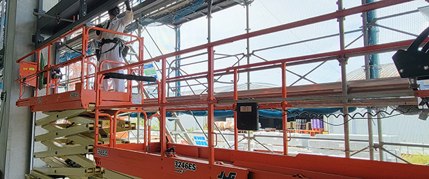 工場内高所作業車使用風景:最適な設備のもと、豊富な経験と技術を持った弊社職人が丁寧に仕上げます。